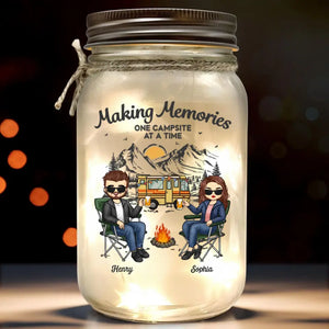 Créez des souvenirs, un emplacement de camping à la fois ! Lampe de camping personnalisée en pot Mason ! Cadeau pour mari, femme et amoureux du camping.