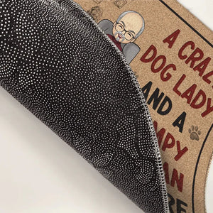 Une dame folle aux chiens et un vieil homme grincheux vivent ici - Tapis décoratif personnalisé pour chien - Cadeau de pendaison de crémaillère pour propriétaires et amoureux des animaux