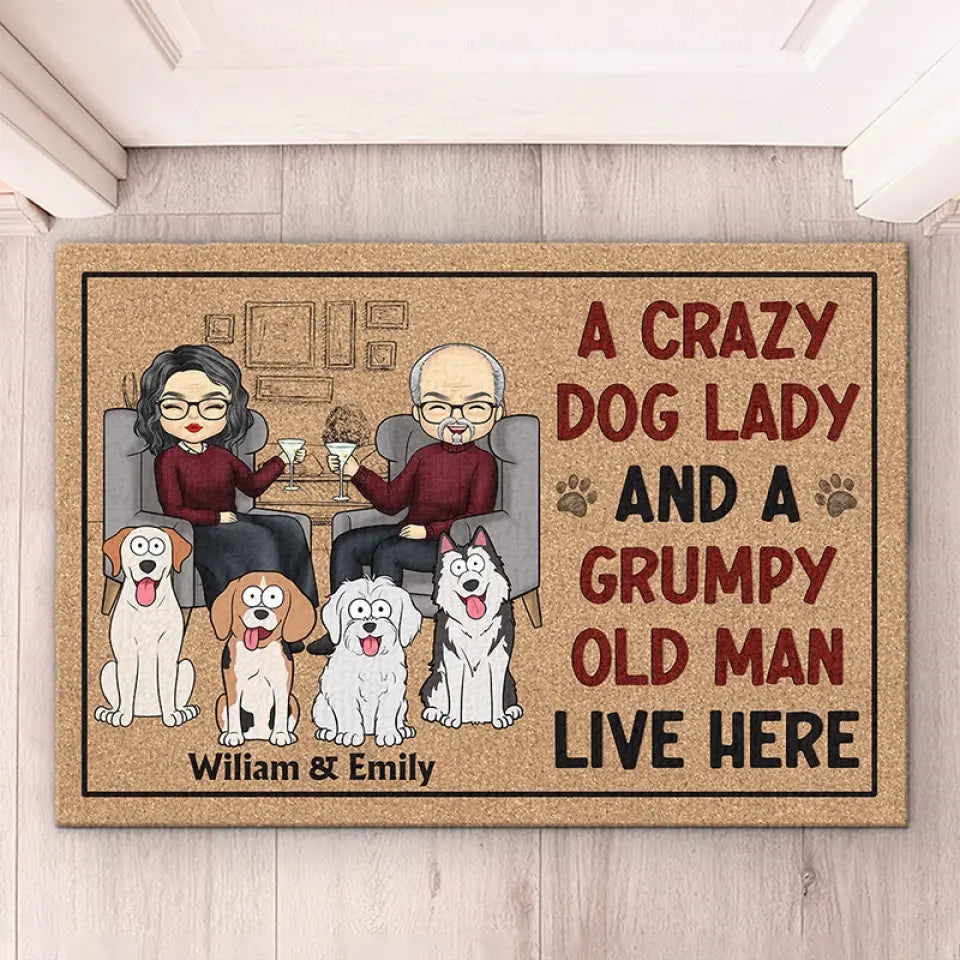 Une dame folle aux chiens et un vieil homme grincheux vivent ici - Tapis décoratif personnalisé pour chien - Cadeau de pendaison de crémaillère pour propriétaires et amoureux des animaux