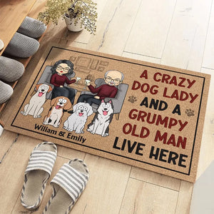 Une dame folle aux chiens et un vieil homme grincheux vivent ici - Tapis décoratif personnalisé pour chien - Cadeau de pendaison de crémaillère pour propriétaires et amoureux des animaux