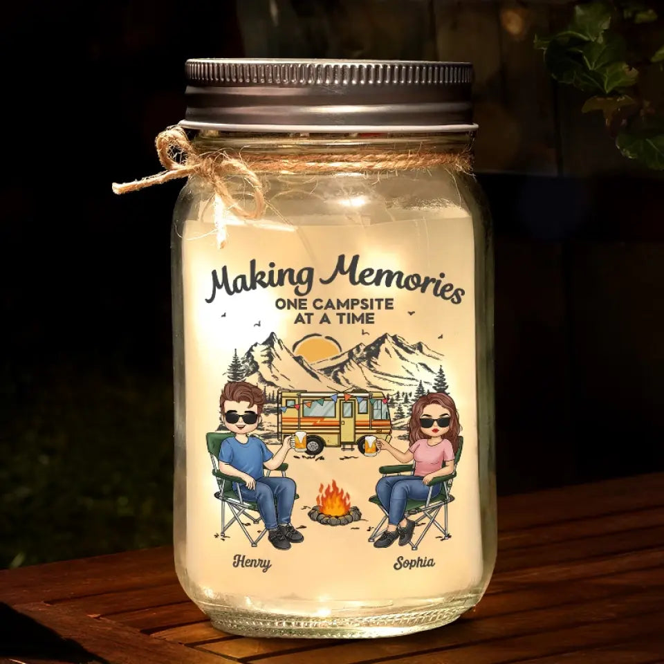 Créez des souvenirs, un emplacement de camping à la fois ! Lampe de camping personnalisée en pot Mason ! Cadeau pour mari, femme et amoureux du camping.