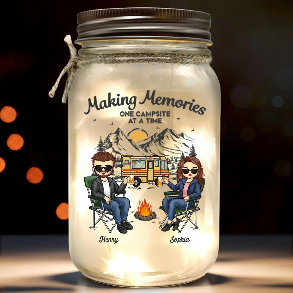 Créez des souvenirs, un emplacement de camping à la fois ! Lampe de camping personnalisée en pot Mason ! Cadeau pour mari, femme et amoureux du camping.