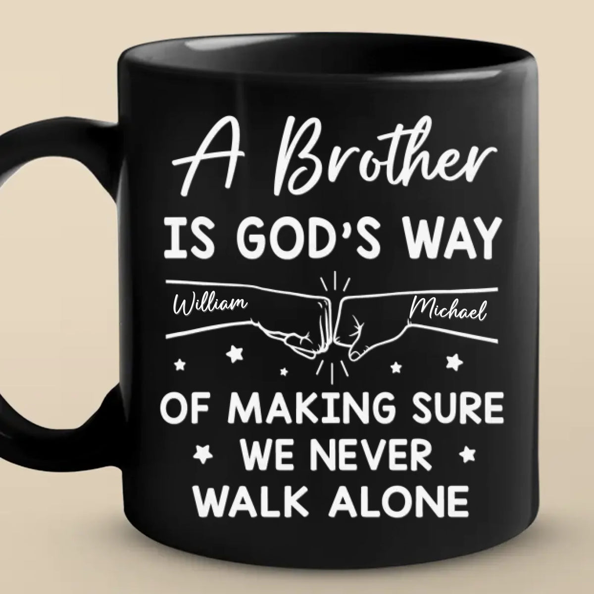 Nous ne marchons jamais seuls - Mug noir personnalisé pour la famille - Cadeau pour les membres de la famille