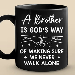 Nous ne marchons jamais seuls - Mug noir personnalisé pour la famille - Cadeau pour les membres de la famille